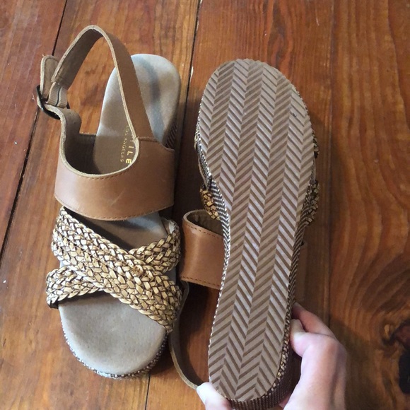 Volatile Wedges - Picture 3 of 5